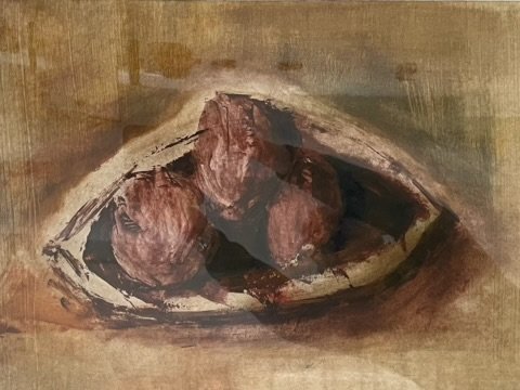 Mantelit kulhossa ruskealla pohjalla